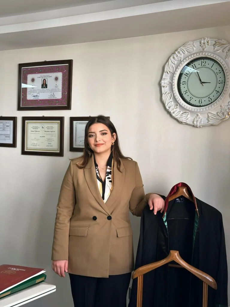 Mersin'deki hukuk bürosunun profesyonel avukatı resmi kıyafetiyle