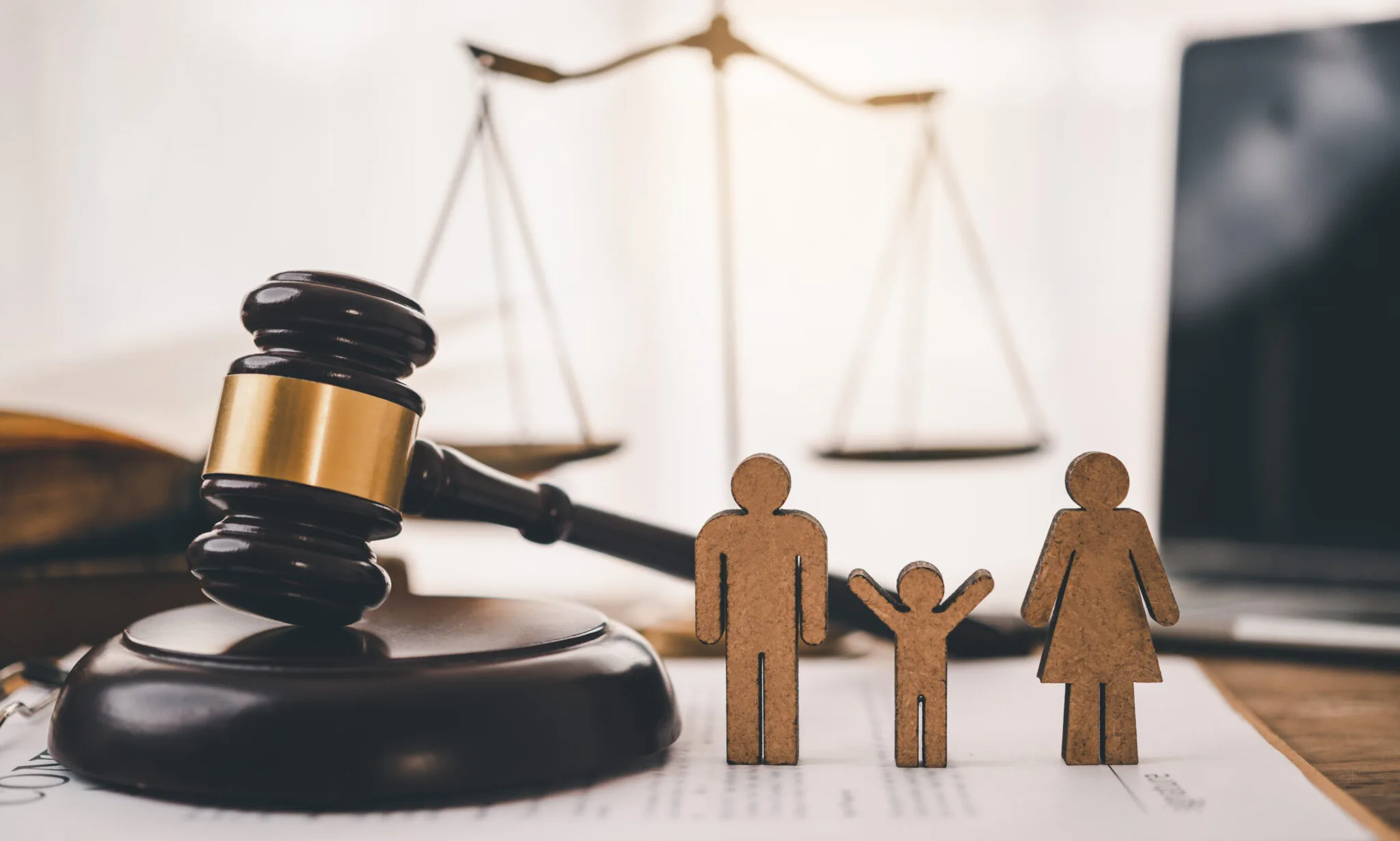 Adalet terazisi ve hukuk kitapları içeren boşanma hukuku sembolü